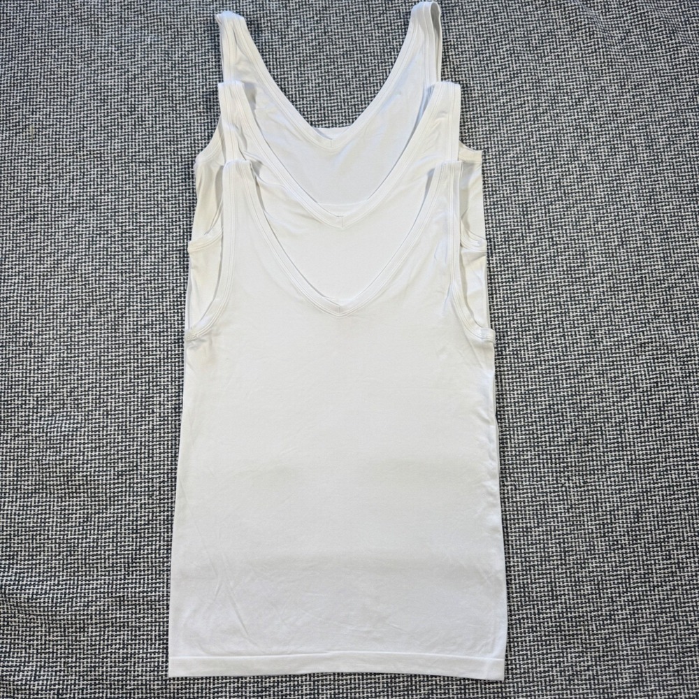 Lot of three Soma Seamfree Turnaround Tank White Reversible Scoop V Neck Large